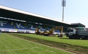 Foto: Dženan Kriještorac / Radiosarajevo.ba / Počelo postavljanje novog travnjak na stadionu Grbavica
